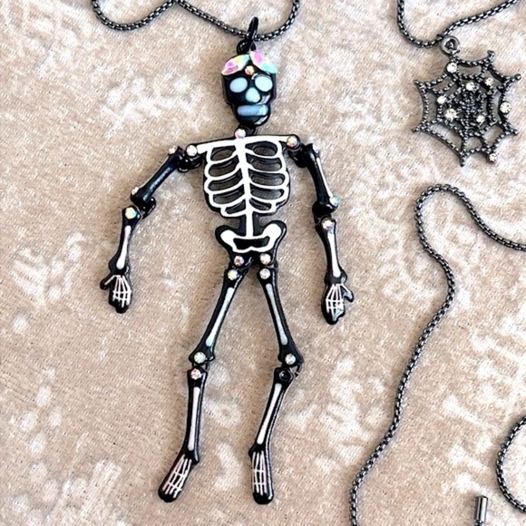 Brand New Betsey Johnson Halloween Glow in the Dark Skeleton Long Necklace - Picture 4 of 14
